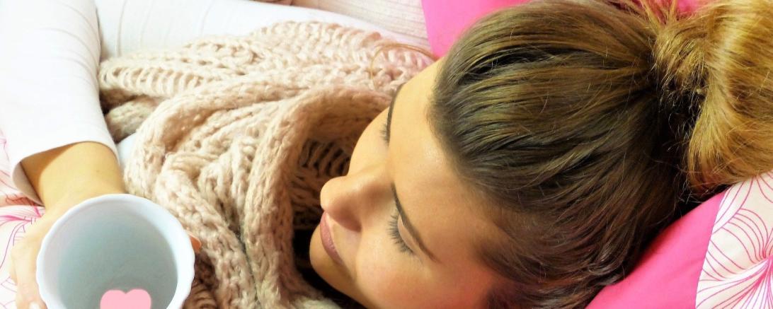 Das Bild zeigt eine kranke Frau im Bett. 