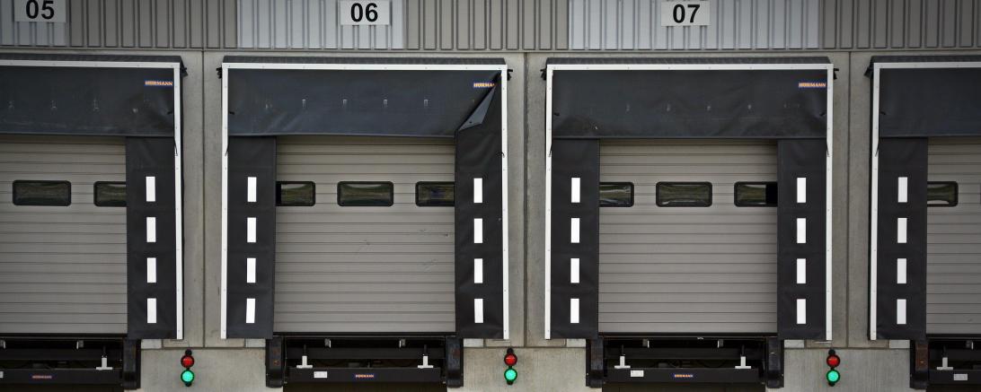 Das Bild zeigt mehrere Laderampen. 