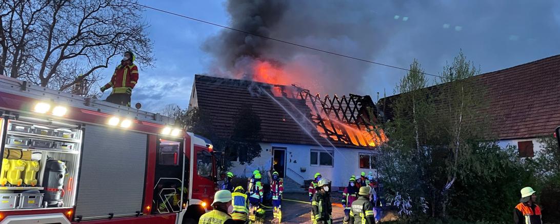 In Amerbach steht ein Einfamilienhaus in Flammen.