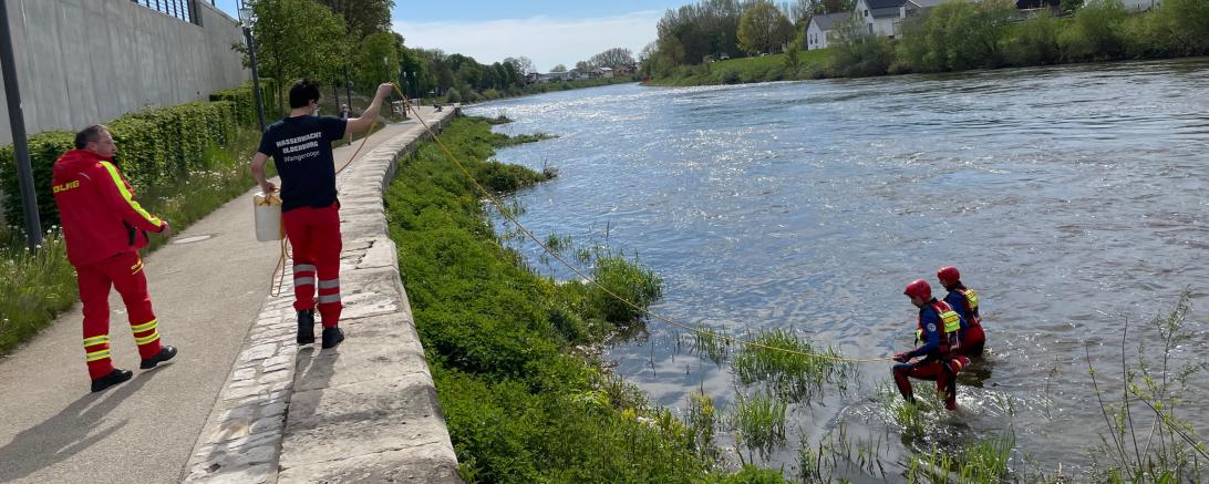Einsatzkräfte suchen nach vermissten Angler. 