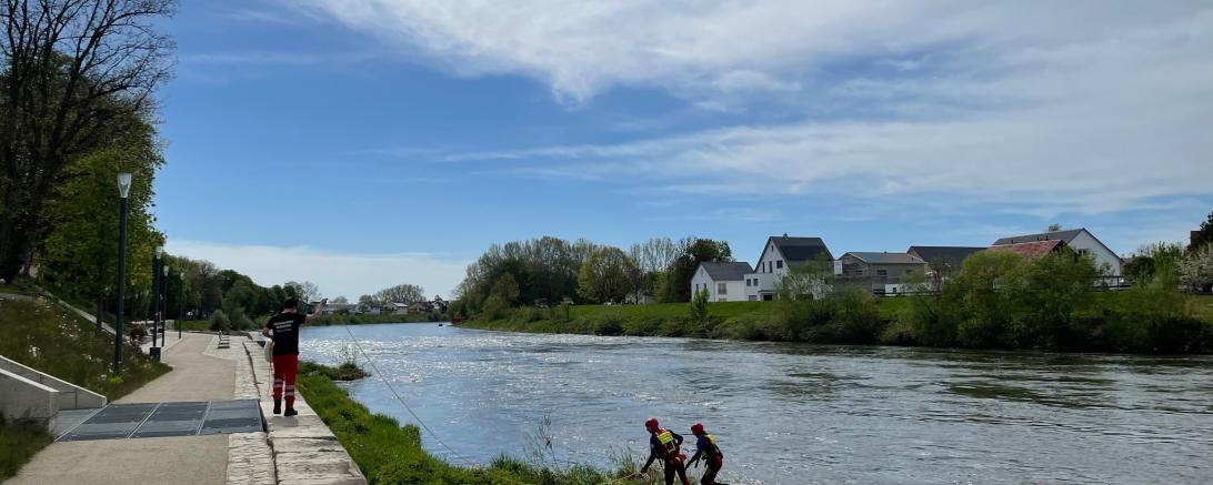 Einsatzkräfte am Donauhafen in Donauwörth. 