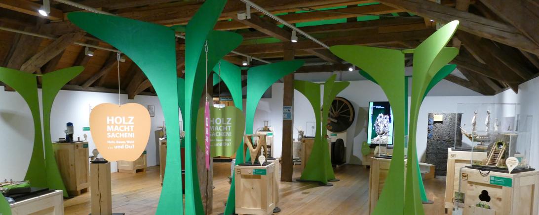 Das Bild zeigt die Ausstellung von innen.