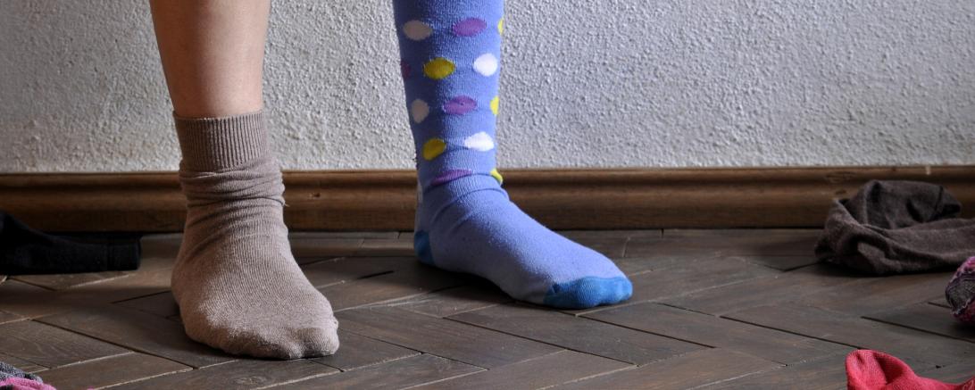 Das Bild zeigt zwei verschiedene Socken 