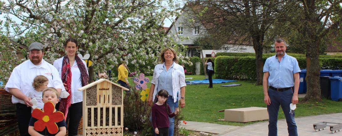 Das Bild zeigt von links nach rechts: Harald und Katrin Münzinger mit ihrer Tochter Hanna, Fachbereichsleitung Gabriele Allgayer-Pfaff und Leitung der Heilpädagogischen Tagesstätte Timm Albert Vorne: Schulkinder Joshua und Amelia