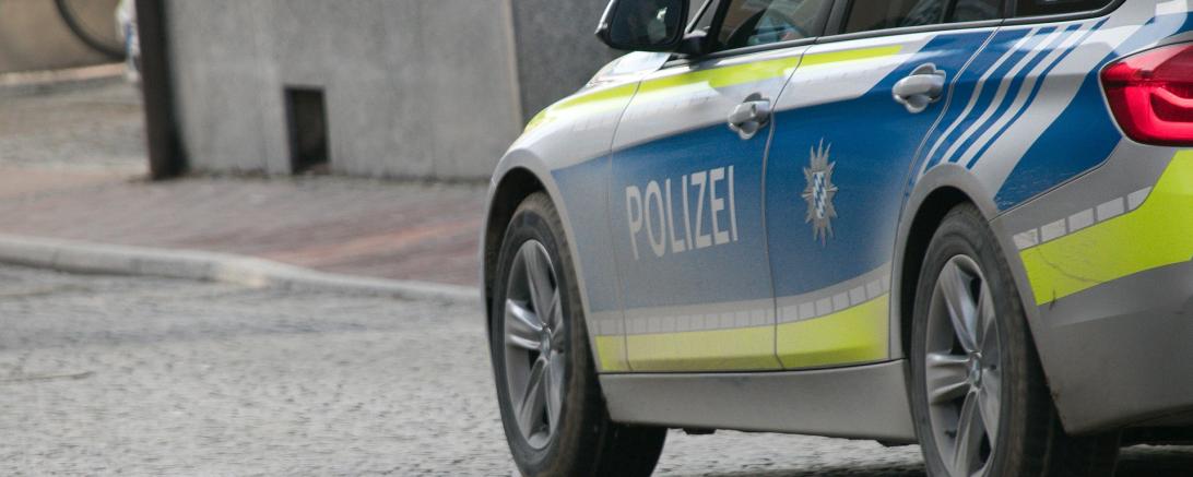 Das Bild zeigt ein Polizeiauto. 
