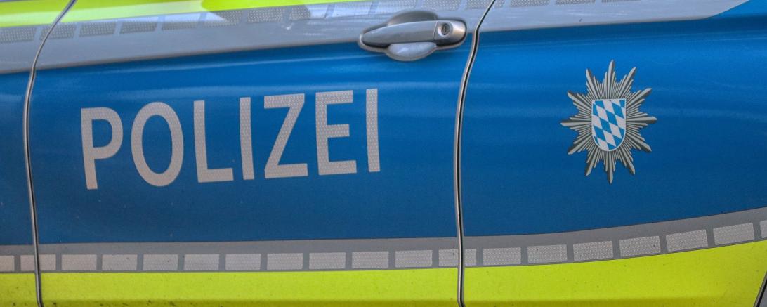 Das Bild zeigt einen Polizeiwagen.