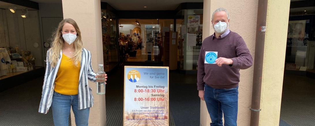 Das Bild zeigt zwei Personen an der Refill Station.