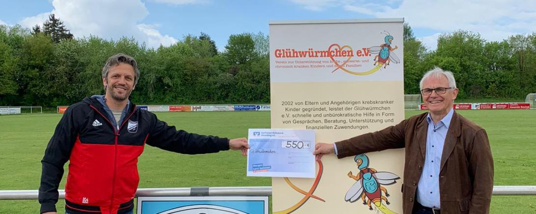 Das Bild zeigt den Vorstand Georg Bayr und Walter Ernst bei der Übergabe der Spende. 