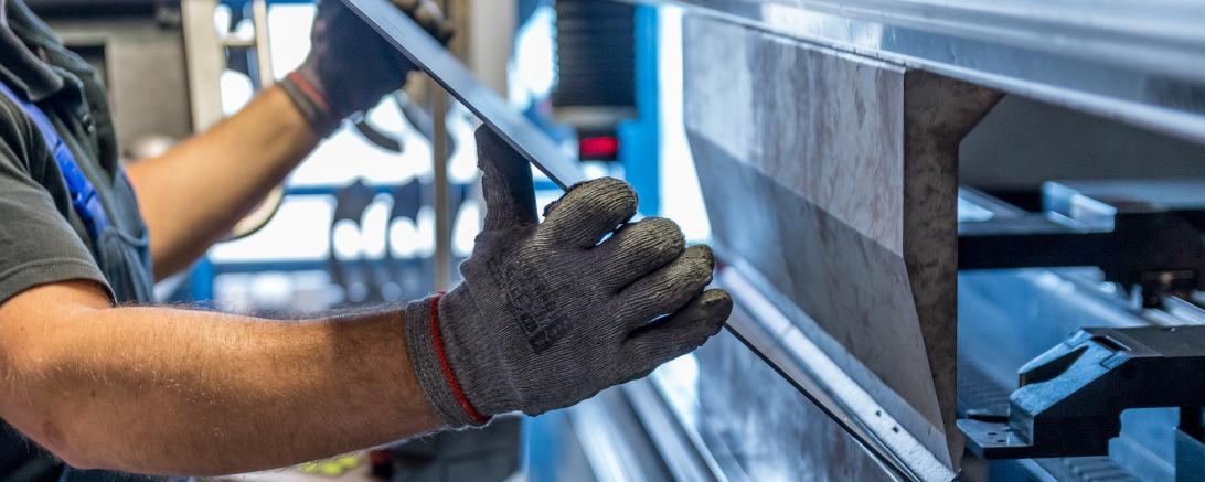 Mann bei Rohrbiegearbeiten. 