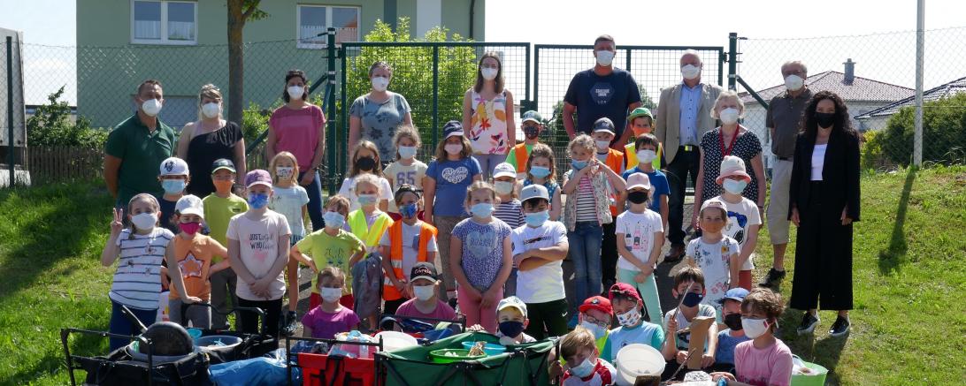 Klassen 2ab der Max-Dünßer-Grundschule mit Schulleiterin Brigitte Ulbricht, 2. Bürgermeister Georg Stoller, Klassenlehrkraft Erna Estner, Organisatoren Alfred Fischer und Wolfgang Neuner, Emma Christa vom AWV sowie freiwillige Helferinnen und Helfer