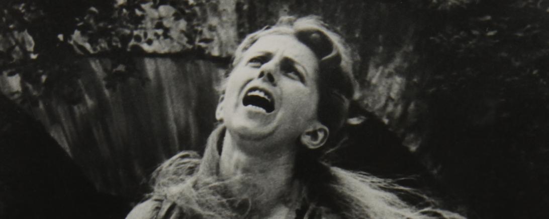 Das Bild zeigt eine Frau vergeblich beim Beten. 