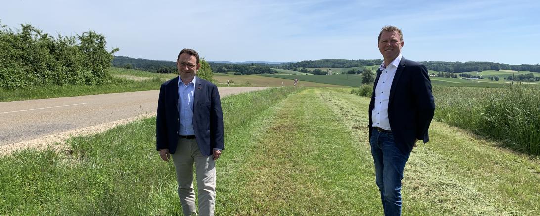 MdB Ulrich Lange und Bürgermeister Frank-Markus Merkt freuen sich über die enorme Bundesförderung mit der ein neuer Radweg geschaffen werden kann. 