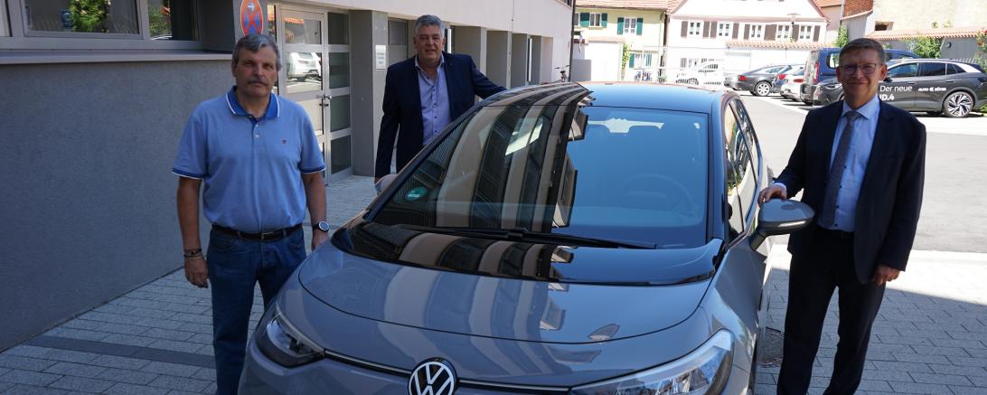 Auf dem Bild freuen sich neben Landrat Stefan Rößle, Herr Klaus Kopp vom Autohaus König und Achim Frank von der Hauptverwaltung über das neue E-Fahrzeug.