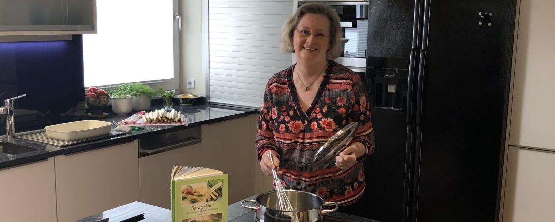Karin Wurst aus Rain hat ein Spargelbuch geschrieben. 