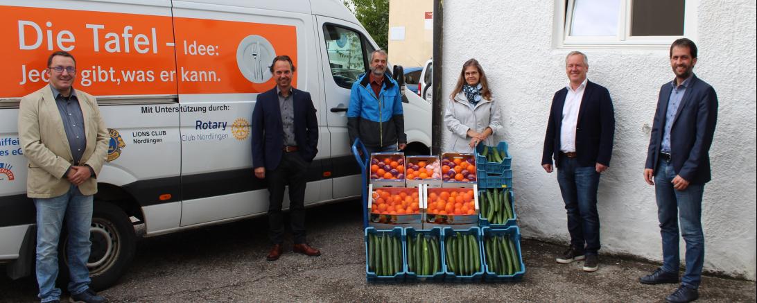 Das Bild zeigt die Spendenübergabe für den Tafel-Lieferservice