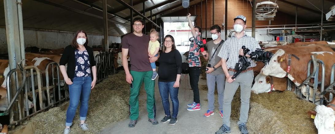 Das Bild zeigt von links: Regionalmanagerin Jennifer Werner, Familie Dreger und Gregor Wiebe mit seinem Filmteam