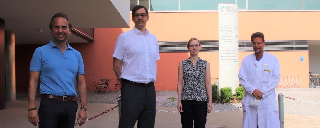 Von links Franz Söder, Christian Düll, beide Rotary Club,  Sandra Frey, Verwaltungsleitung und Prof. Bernhard Kuch, Ärztlicher Direktor im Stiftungskrankenhaus 