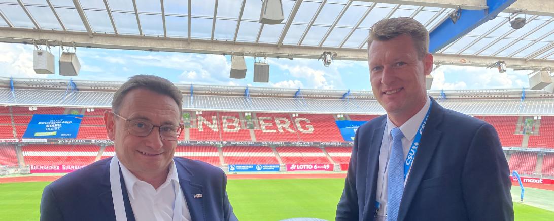 Das Bild zeigt Ulrich Lange mit Christoph Mettel im Nürnberger Stadion. 