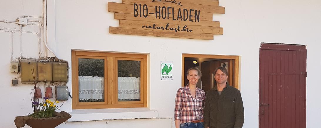 Steffi und Bernd Dürrwanger vor ihrem Hofladen in Rudelstetten. 