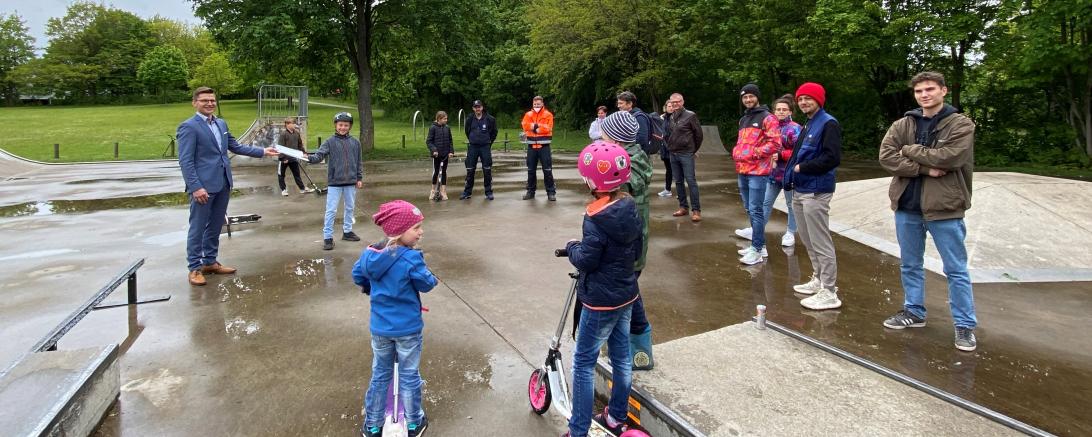 Oberbürgermeister David Wittner nimmt von Initiator Kilian Koch die Unterschriftenliste für eine Erweiterung des Nördlinger Skateparks entgegen. 