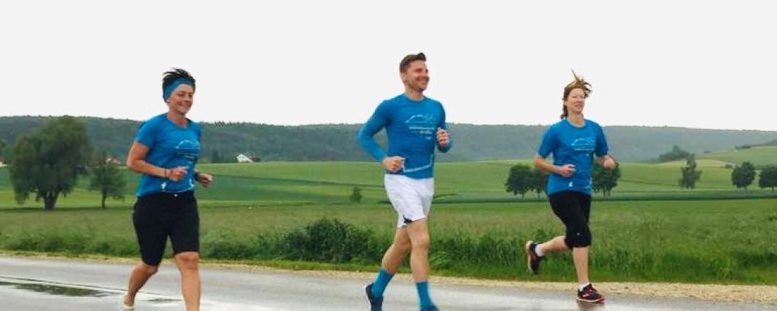 Die Nördlinger Bürgermeister-Staffel beim virtuellen Ipf-Ries-Halbmarathon. Von links: 3. Bürgermeisterin Gudrun Gebert-Löfflad, Oberbürgermeister David Wittner, 2. Bürgermeisterin Rita Ortler. 
