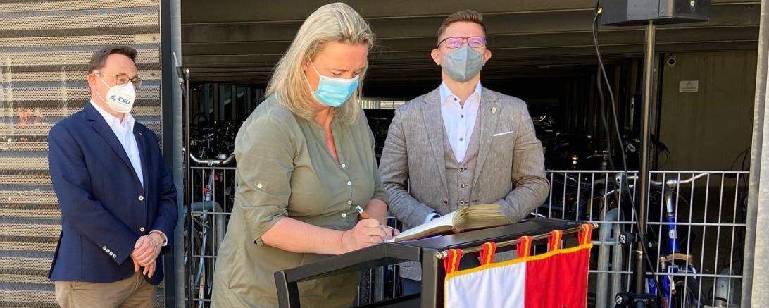 Staatsministerin Kerstin Schreyer MdL trägt sich ins Goldene Buch der Stadt Nördlingen ein (v.l. Ulrich Lange MdB, Staatsministerin Kerstin Schreyer MdL, Ober-bürgermeister David Wittner)