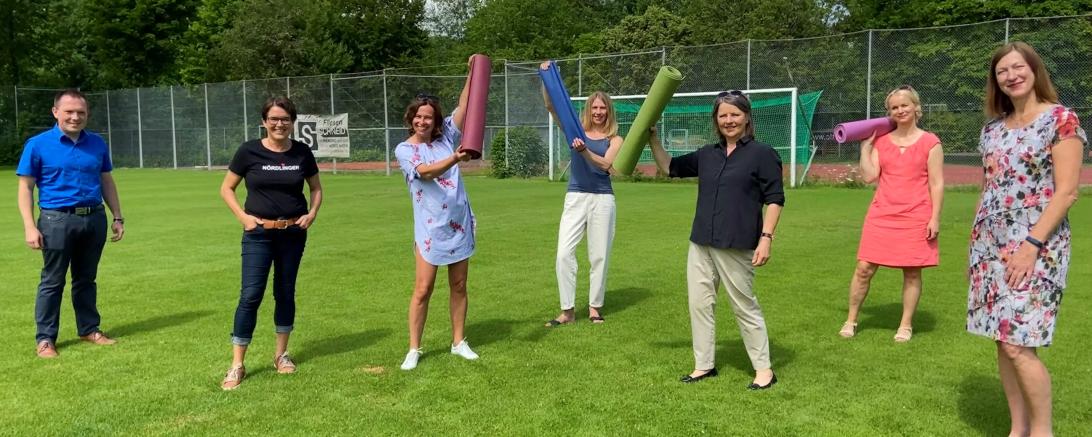 (v.l. Daniel Wizinger (Leiter Sachgebiet Tourismus und Veranstaltungen, Stadt Nördlingen), Susanne Vierkorn (Geschäftsstellenleiterin Stadtmarketingverein „Nördlingen ist`s wert“), Claudia Matzek, Nicole Bohner, Edith Schweda und Beate Herteux vom Raum für Yoga sowie die 2. Bürgermeisterin Rita Ortler).