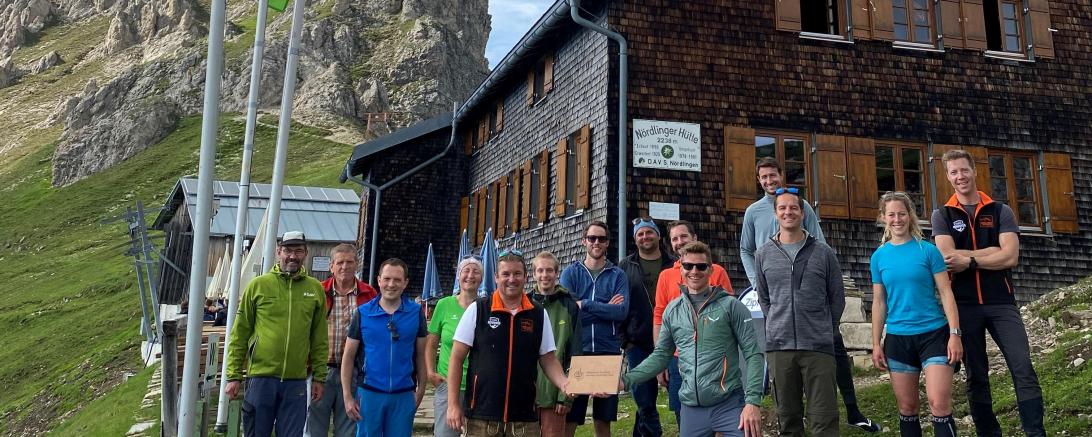 Oberbürgermeister David Wittner, die Stadträte Barbara Wunder und Dr. Georg Frank sowie Daniel Wizinger (Leiter des städtischen Sachgebiets Tourismus und Veranstaltungen) brachten jüngst ein Gästebuch und eine Stadtfahne auf die „Nördlinger Hütte“ im Karwendelgebirge. Gemeinsam mit Mitgliedern der DAV Sektion Nördlingen wurde die Fahne direkt gehisst.  