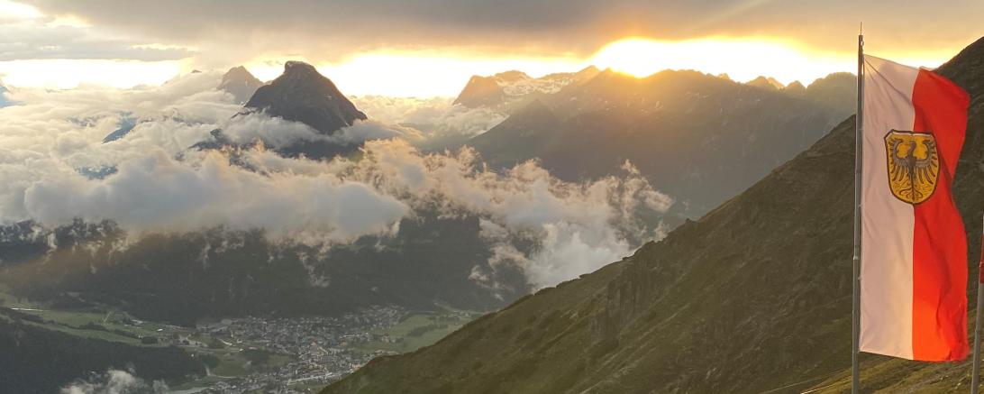 Auf über 2.200 m Höhe begrüßt die Nördlinger Stadtfahne von nun an jeden Tag die Sonne und die zahlreichen Wanderinnen und Wanderer im Karwendel-Gebirge. 