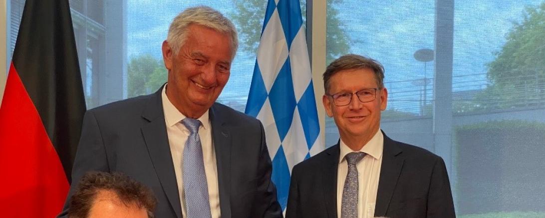 Reiner Meutsch (Fly & help), Landrat Stefan Rößle mit Bundesentwicklungsminister Dr. Gerd Müller, der den Ulrichspreis verliehen 