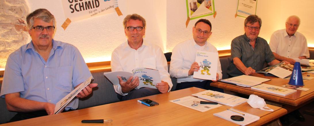 Dr. Wilfried Sponsel, Georg Schmid, MdB Ulrich Lange, Dr. Andreas Mack und Paul Kling mit Magazin "75 Jahre CSU Donau-Ries"