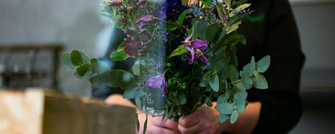 Es ist ein Blumenstrauß zu sehen.