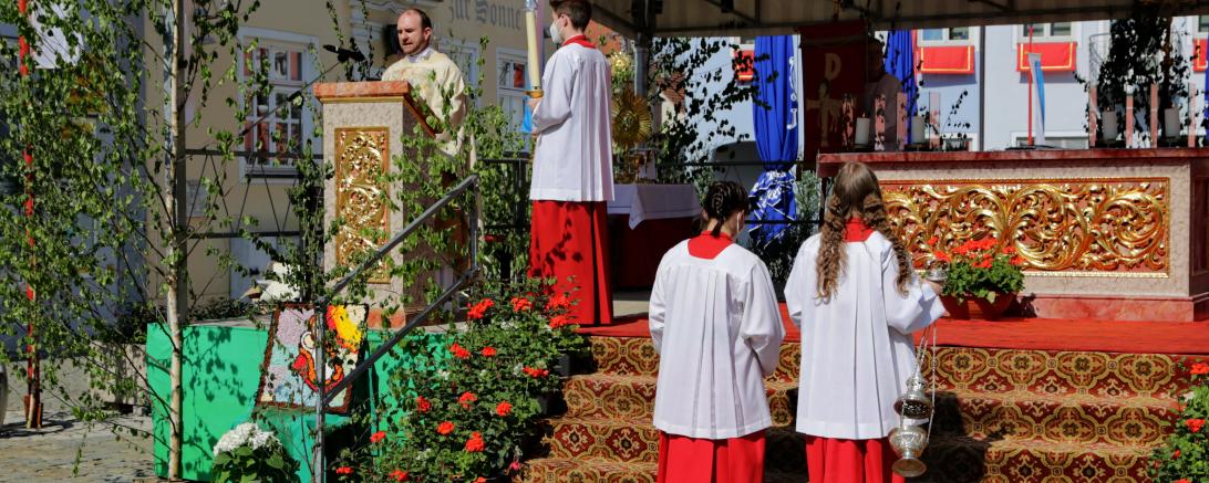 Zu sehen ist ein Ausschnitt aus der Fronleichnams Zeremonie in Wemding.