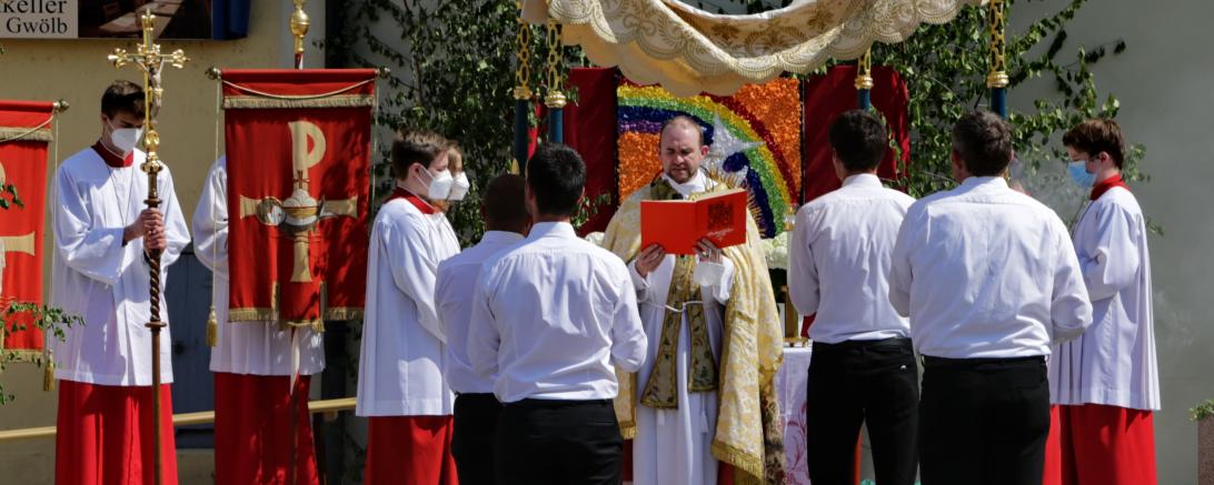 Zu sehen ist ein Ausschnitt aus der Fronleichnams Zeremonie in Wemding.