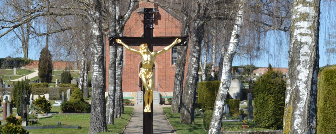 Jesus (in gold) hängt am Kreuz