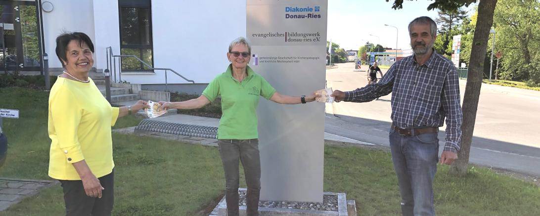 Bei der Spendenübergabe von links nach rechts: Rosmarie Schweyer (Verein Glühwürmchen), Anneliese Zinke (Organisationsteam Ipf-Ries-Halbmarathon), Helmut Weiß (CaDW Nördlingen)