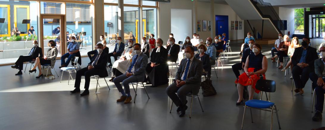 Das Bild zeigt die Ehrengäste bei der Einweihung der Wemdinger Realschule