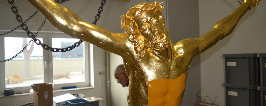 Thomas John beim restaurieren der Jesusfigur.