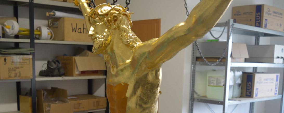 Thomas John beim restaurieren der Jesusfigur.