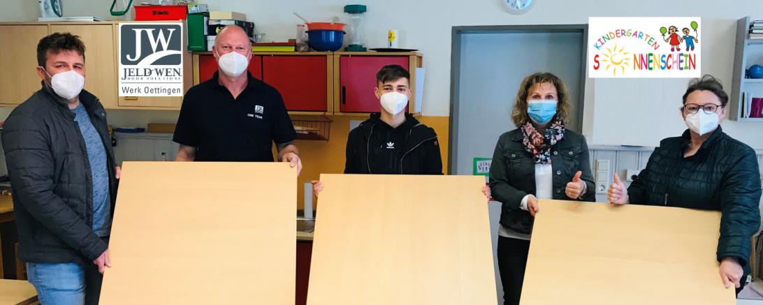 Das Bild zeigt Thorsten Lindner, Markus Uhl, Max Schwab, Liselotte Kienberger und Brigitta Reichert bei der Übergabe der Tischplatten. 