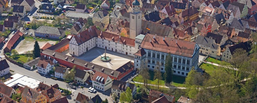 Das Bild zeigt eine Luftaufnahme des Oettinger Resindenzschlosses.