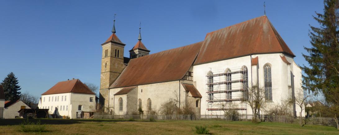 Das Bild zeigt die Klosterkirche Auhausen. 