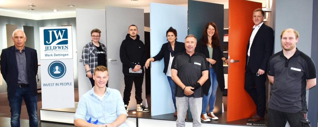 Das Bild zeigt Karl-Heinz Hederer (Head of Compensation & Benefits), Marina Dirr, Marius Beck (sitzend), Maximilian Eckl, Karin Dorn (Ausbilderin), Thomas Lutze (stellvertretender BR-Vorsitzender), Esther Huggenberger, Ingo Heger (Director Operations Risk/CI) und Daniel Rehle (Ausbilder).