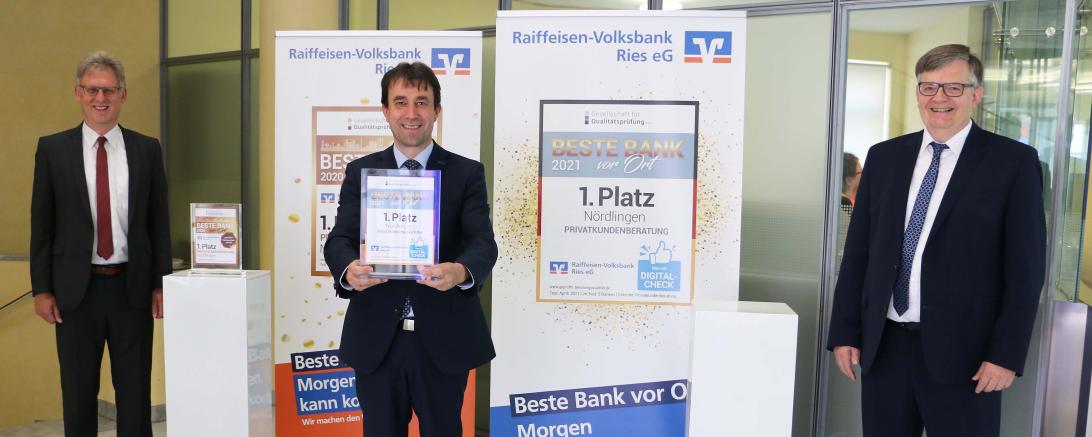 Stv. Vorstandsvorsitzender Bernhard Ströbele, Michael Sandmaier (Leiter Privatkunden) und Vorstandsvorsitzender Paul W. Ritter präsentieren die Auszeichnung „Beste Bank vor Ort“. Beim Bankenvergleich in Nördlingen schnitt die Raiffeisen-Volksbank Ries erneut am besten ab. 