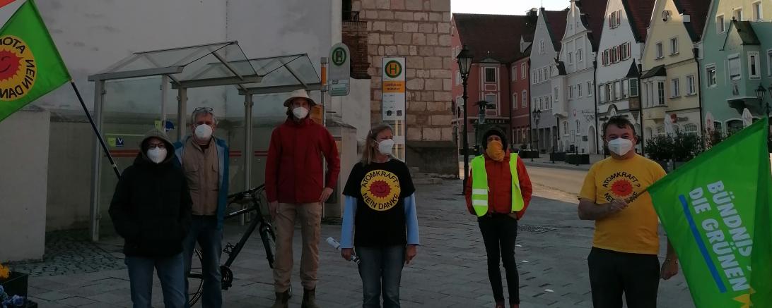 Mahnwache zur Energiewende am Donauwörther Münsterplatz. 