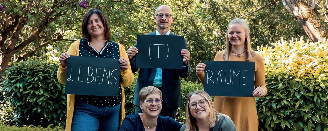 Das Bild zeigt die OrganisatorInnen der Aktion: Vorne (rechts) Milena Oefele von der Lebenshilfe Donau-Ries und Victoria Bauer (links) von der Stiftung Sankt Johannes Hinten von links nach rechts: Andrea Beranek von Diakoneo, Martin Heilingbrunner vom BRK Nordschwaben und Sarah Mayer von der Diakonie Donau-Ries