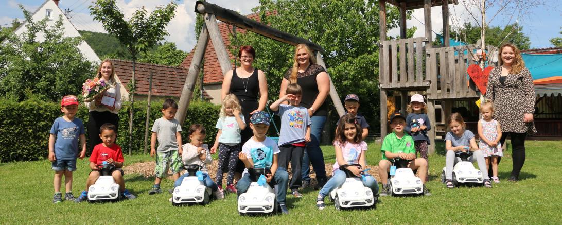 Auf dem Gruppenbild von links: Sina Hofmann (RVB Ries) und das Kindergarten-Team Lisa Kraus, Annabell Bergdolt und Leiterin Jana Fuchs. 