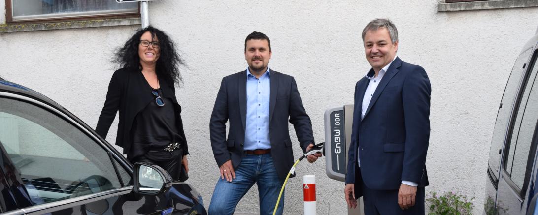 Von links: Heidrun Benedikter, Kommunales Management ODR, Christoph Schmidt, Bürgermeister Harburg und Sebastian Maier, Technischer ODR-Vorstand. 