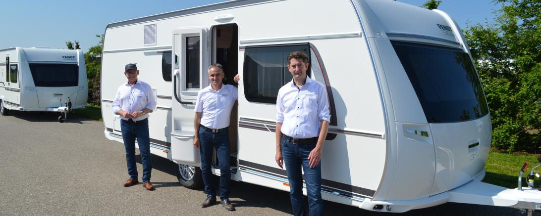 Hans Frindte, Thomas Kamm und Andreas Dirr vor einem Wohnanhänger