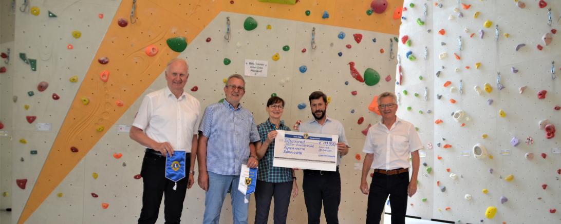 (von links) Friedrich Hertle, Gerhard Bierweiler und (2. von rechts) Präsident Dr. Andreas Teicher. 